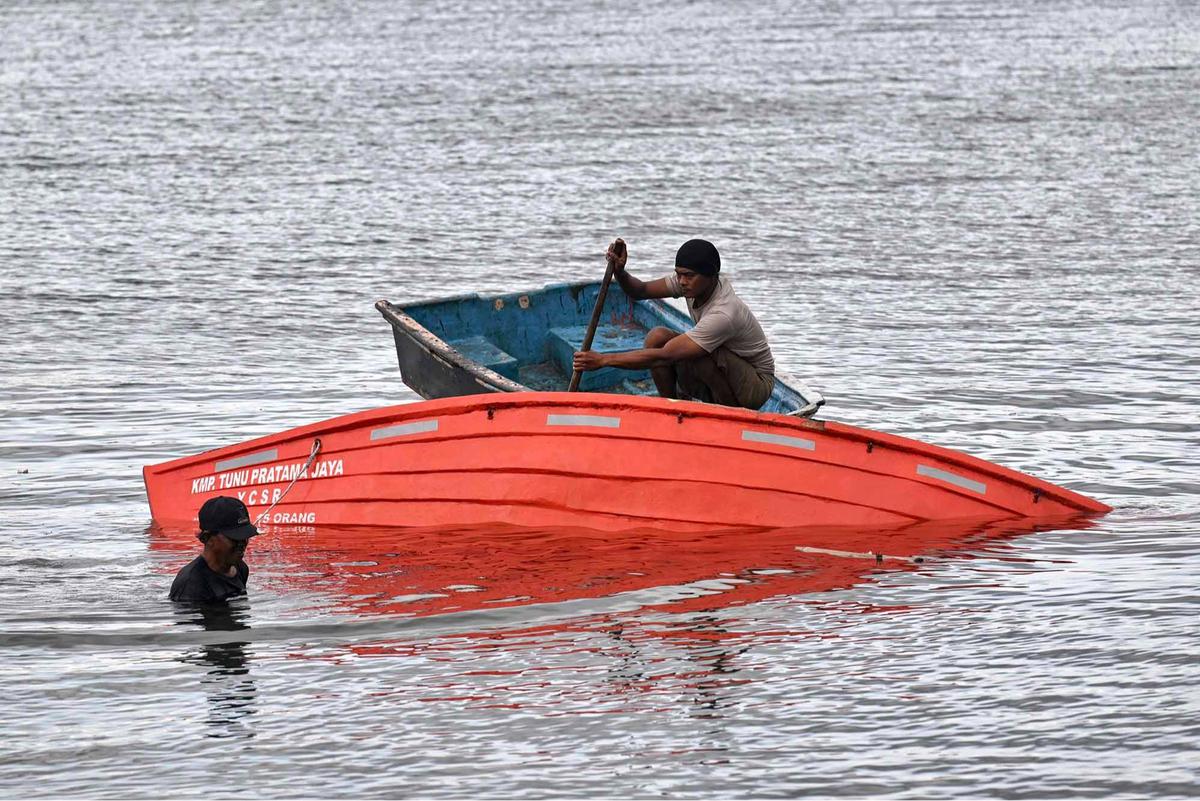 FOTO: Hari Ketiga Pencarian, Tim SAR Sisir Laut Cari 29 Korban KMP Tunu Pratama Jaya