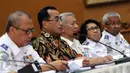 Menhub, Budi Karya Sumadi (kedua kiri) memaparkan kesiapan angkutan jelang perayaan Natal 2016 dan Tahun Baru 2017 di Jakarta, Selasa (6/12). Diprediksi arus libur panjang terjadi dua hari jelang natal dan tahun baru. (Liputan6.com/Helmi Fithriansyah)