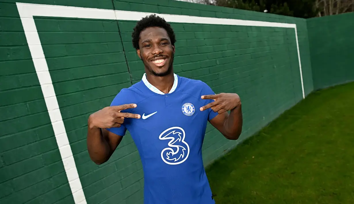 David Datro Fofana. Striker muda berusia 20 tahun ini baru saja didatangkan Chelsea yang menjadi klub pertamanya di Premier League Liga Inggris pada bursa transfer musim dingin 2022/2023 dari Molde FC dengan niai transfer 12 juta euro. Hingga kini ia belum melakukan debut bareng Chelsea di Liga Inggris dan baru dimainkan satu kali di ajang Piala FA. (chelseafc.com)