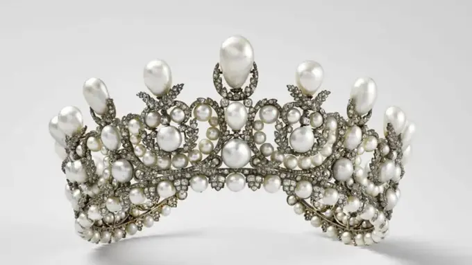 Salah satu tiara yang dicuri dari Museum Louvre. Dok. GRANDPALAISRMN / MUSÉE DU LOUVRE / DÉPARTEMENT DES OBJETS D'ART