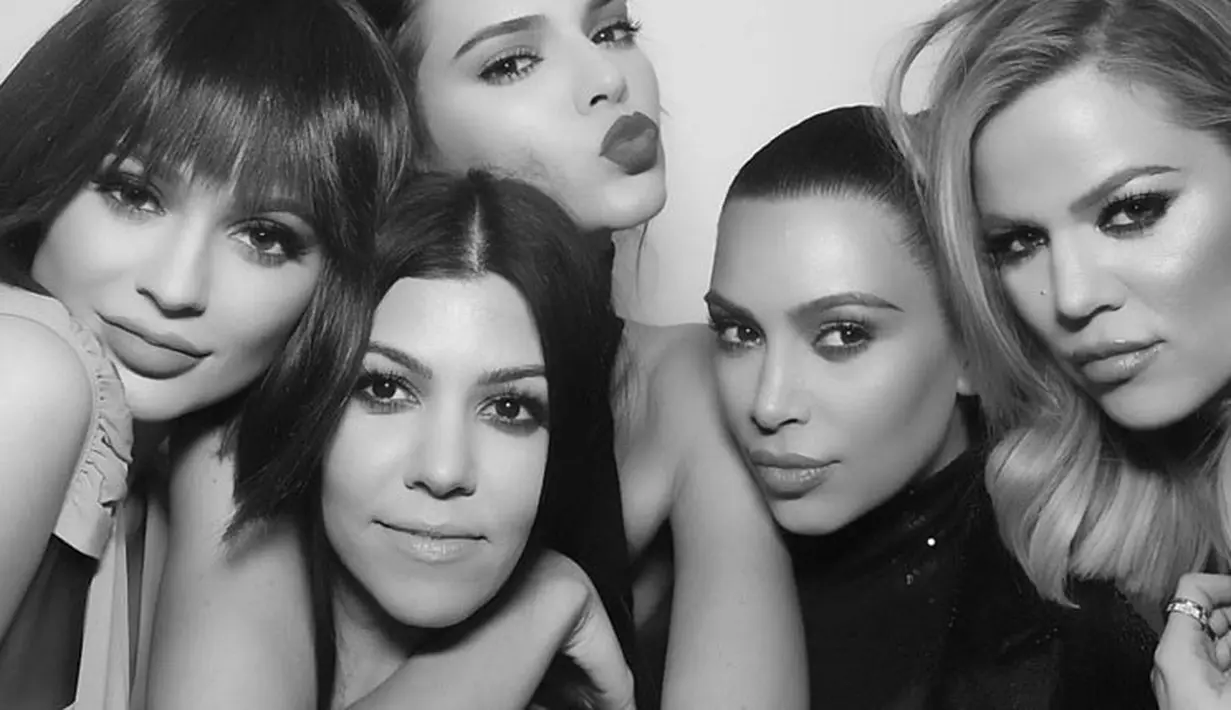 Keluarga Kardashian-Jenner memang tak segan untuk mengubah bentuk tubuhnya dengan operasi plastik. Termasuk membuat bibir mereka agar terlihat mengoda. (KKW)