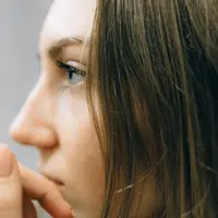 Sering lupa dilepas, dokter temukan 23 softlens tersangkut di mata wanita ini.  (Instagram/@california_eye_associates).