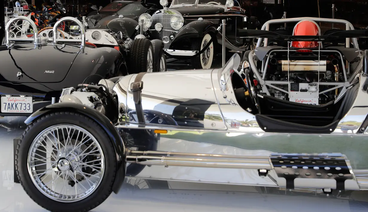 Deretan Mobil  antik senilai 30 juta dolar atau 400 miliar rupiah berada di garasi di rumah mewah di kawasan Bel-Air, Los Angeles,AS (26/1). (AP/Jae C. Hong)