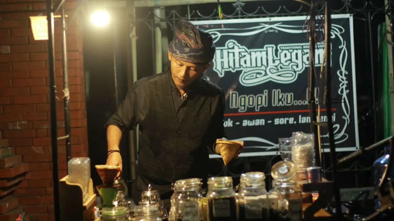 Menyesap Kopi Dengan Rebusan Panas Dari Pasir Laut Cirebon