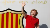 Ivan Rakitic melambaikan tangan kepada fans Barcelona jelang tanda tangan kontrak (REUTERS/Gustau Nacarino )