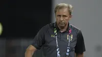 Pelatih Thailand, Milovan Rajevac, mendampingi anak asuhnya saat melawan Timnas Indonesia pada laga Piala AFF 2018 di Stadion Rajamangala, Bangkok, Sabtu (17/11). Thailand menang 4-2 dari Indonesia. (Bola.com/M. Iqbal Ichsan)