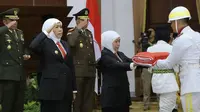 Potret Gubernur Khofifah Kukuhkan 76 Personel Paskibraka Jawa Timur