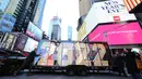 Tanda 2022 tiba di Times Square, New York, Senin (20/12/2021). Wali Kota New York City Bill de Blasio mengatakan keputusan akan diambil pada Natal pekan ini mengenai apakah NYC akan tetap mengadakan acara perayaan pergantian tahun seperti tahun-tahun sebelum pandemi. (ROB KIM/Getty Images via AFP)