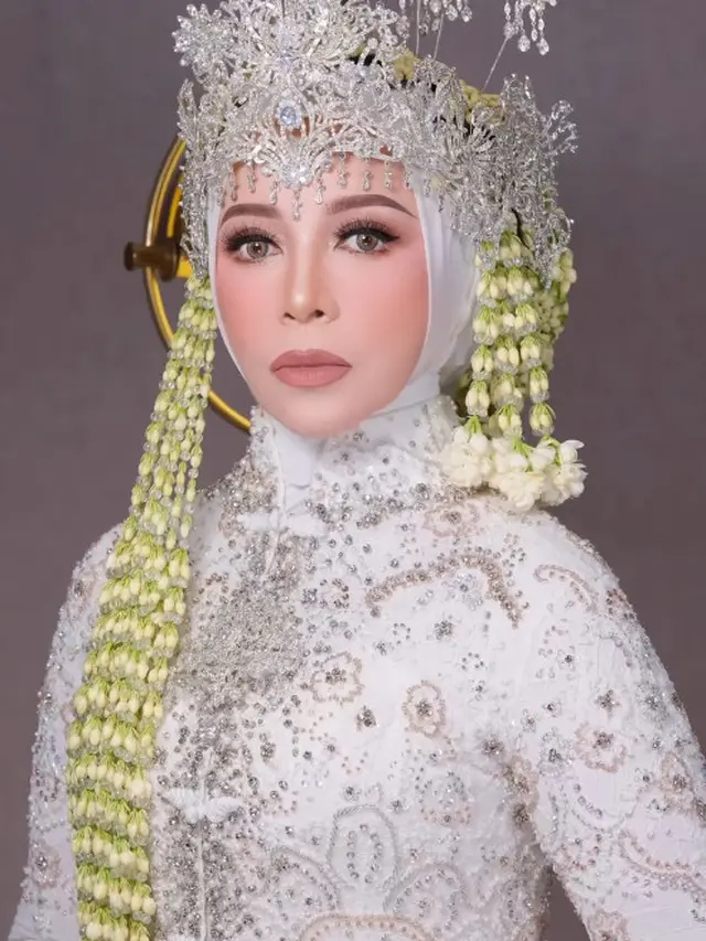 Potret Melly Goeslaw Pakai Siger Sunda di Wedding Anniversary 30 Tahun