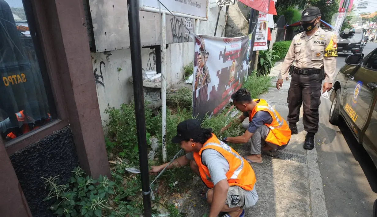 Warga mendapat hukuman kerja sosial saat razia gabungan Kelurahan Gandul di Perempatan Gandul, Cinere, Depok, Kamis ( 29/08/2020). Sebagaimana diketahui Kota Depok saat ini kembali masuk ke dalam wilayah dengan resikobtinggi alias zina merah penularan covid-19 nasional. (merdeka.com/Arie Basuki)