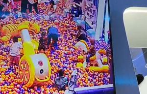 Potongan gambar detik-detik dompet isi emas senilai Rp15 juta raib diambil orang. (Liputan6.com/ Fira Syahrin)