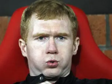 Manchester United&#039;s Paul Scholes sits on the bench during English League Cup quarter final match against Blackburn Rovers at Old Trafford in Manchester, on December 3, 2008. AFP PHOTO/PAUL ELLIS