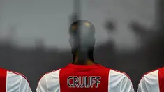 Toko Ajax Fanshop memasang jersey bernama Cruyff yang berada di sekitar Stadion Amsterdam Arena, Amsterdam, Kamis (24/3/2016). Legenda sepak bola dunia, Johan Cruyff, meninggal dunia pada Kamis (24/3/2016) karena sakit kanker. (AFP/Franck Fife)