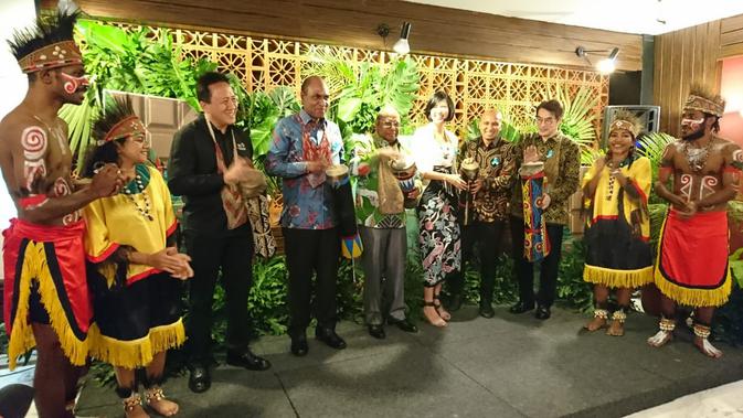 Suasana peluncuran cokelat Ransiki yang dihadiri Kepala Bekraf Triawan Munaf, Wakil Gubernur Papua Barat Muhamad Lakatoni, Bupati Manokwari Selatan Markus Waran, dan Managing Director PT Panen Lestari Internusa Handaka Santosa di Jakarta, 22 Agustus 2019. (Liputan6.com/Dinny Mutiah)