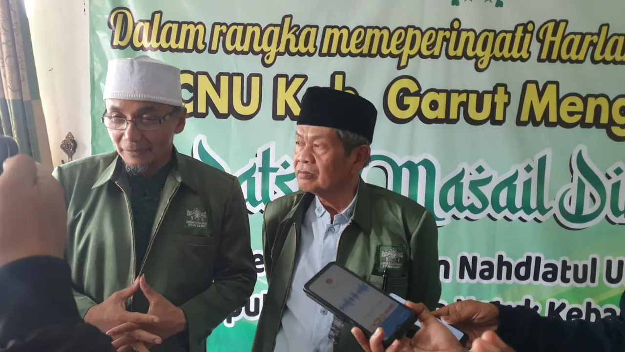 Ketua LBM PC NU Abdullah Syafi’i memberikan keterangan kepada wartawan setekah pelaksanaan Batsul Masail Diniyah mengenai Khilafah, di Gedung Hejo NU Garut. (Liputan6.com/Jayadi Supriadin)