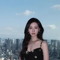 Kim Ji Won saat Hadir BVLGARI Kaleidos di Tokyo dengan tampilan yang mewah. [@geewonii]