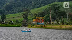 Pengunjung beraktifitas pada Telaga Saat atau dikenal KM 0 Ciliwung di kawasan Puncak, Bogor, Sabtu (1/6/2024). (merdeka.com/Arie Basuki)