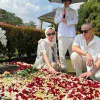 Bunga Citra Lestari Ziarah ke Makam Ashraf Sinclair di Momen Iduladha bersama keluarga. [@itsmebcl]