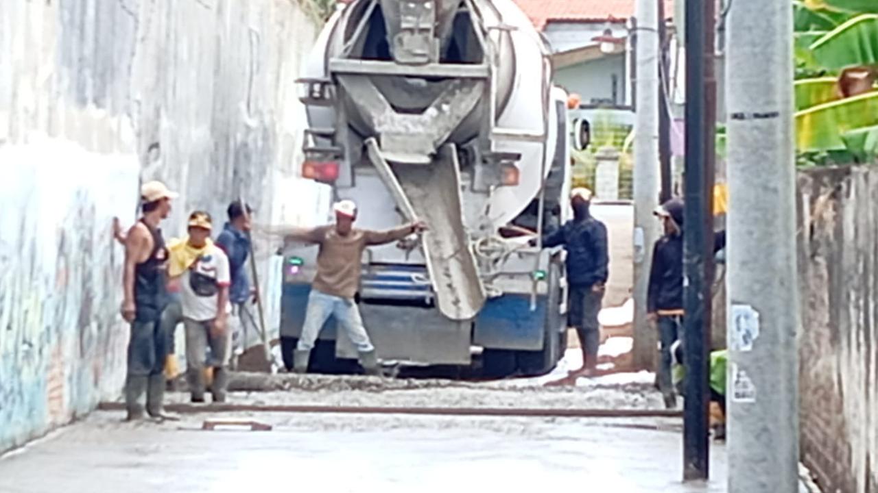 Haji Slamet Bikin Warga Selamat, Rogoh Rp50 Juta Cor Sendiri Jalan Rusak Sentil Pemkot Pekalongan
