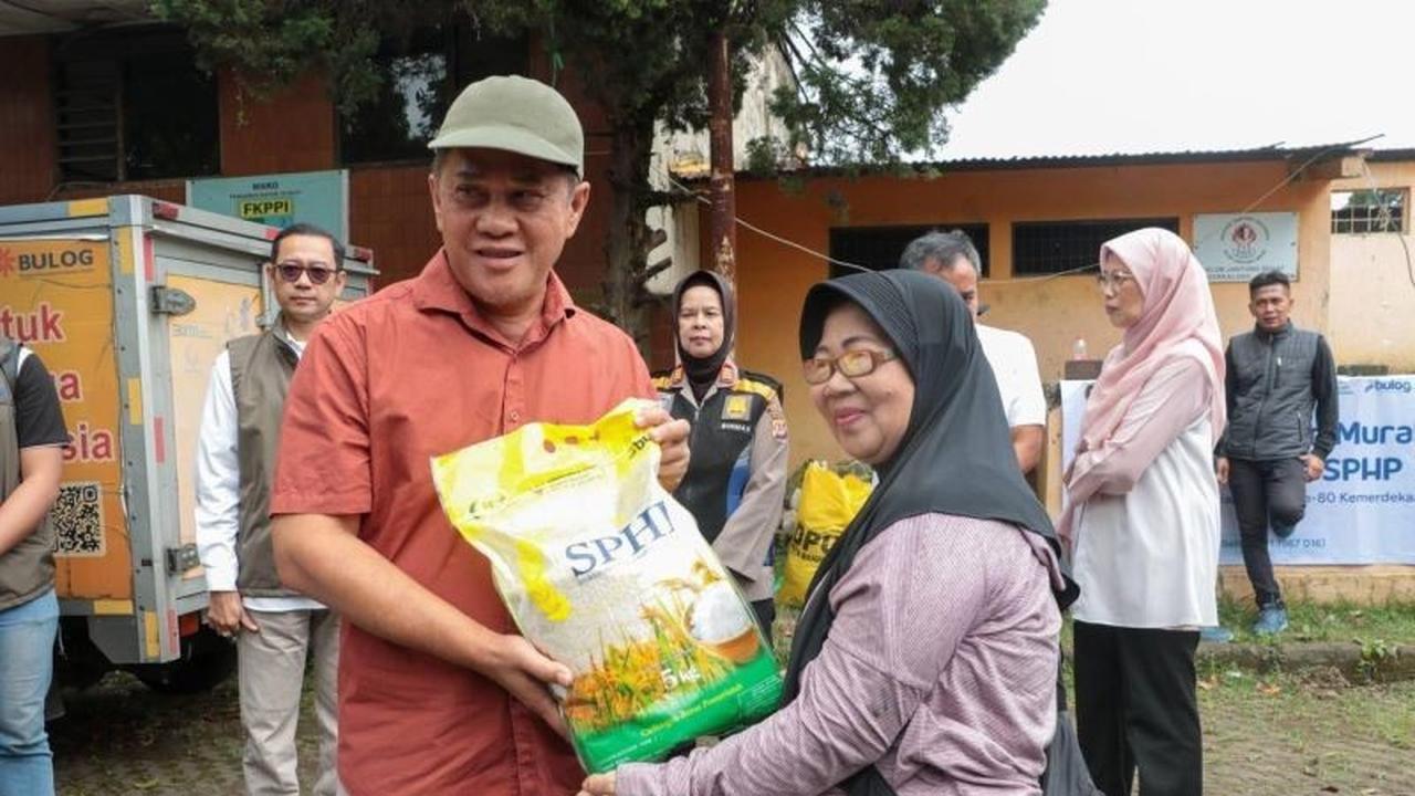 DKPP Bandung Salurkan Bantuan Pangan Beras dan Minyak Goreng kepada 146 Ribu KPM
