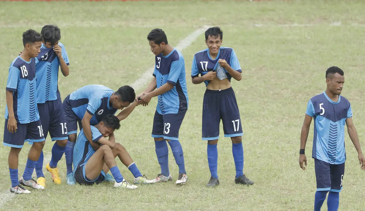 Pemain Unitomo Surabaya tampak sedih usai takluk dari UMM Malang pada laga Torabika Campus Cup 2017 di Stadion Universitas Negeri Malang, Rabu, (01/11/2017). UMM menang adu penalti 4-3 atas Unitomo. (Bola.com/M Iqbal Ichsan)