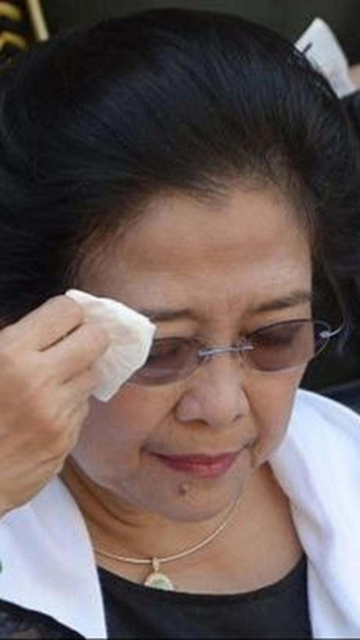 Sesekali, Presiden ke-5 Indonesia ini mengusap air matanya yang menetes menggunakan tisu. <br>