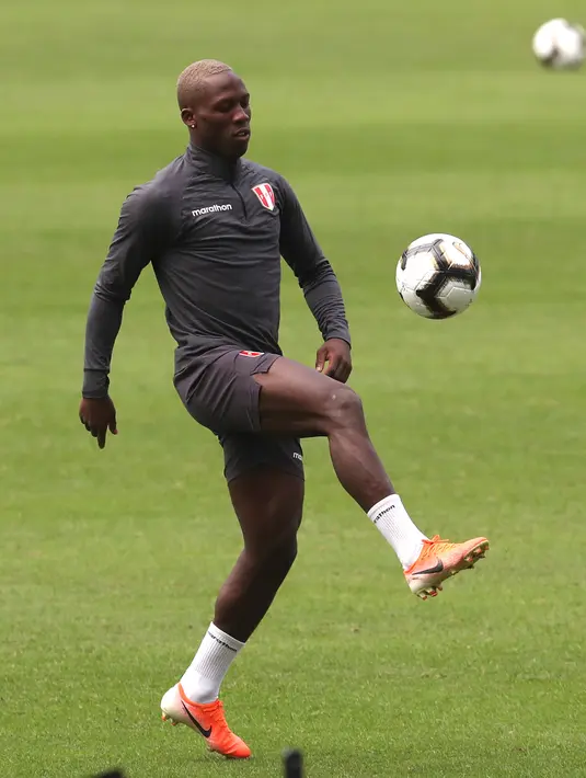 Bek Peru, Luis Advincula menjuggling bola saat mengikuti sesi pelatihan di Rio de Janeiro, Brasil (6/7/2019). Peru akan menghadapi Brasil pada babak final Copa America 2019. (AP Photo/Natacha Pisarenko)