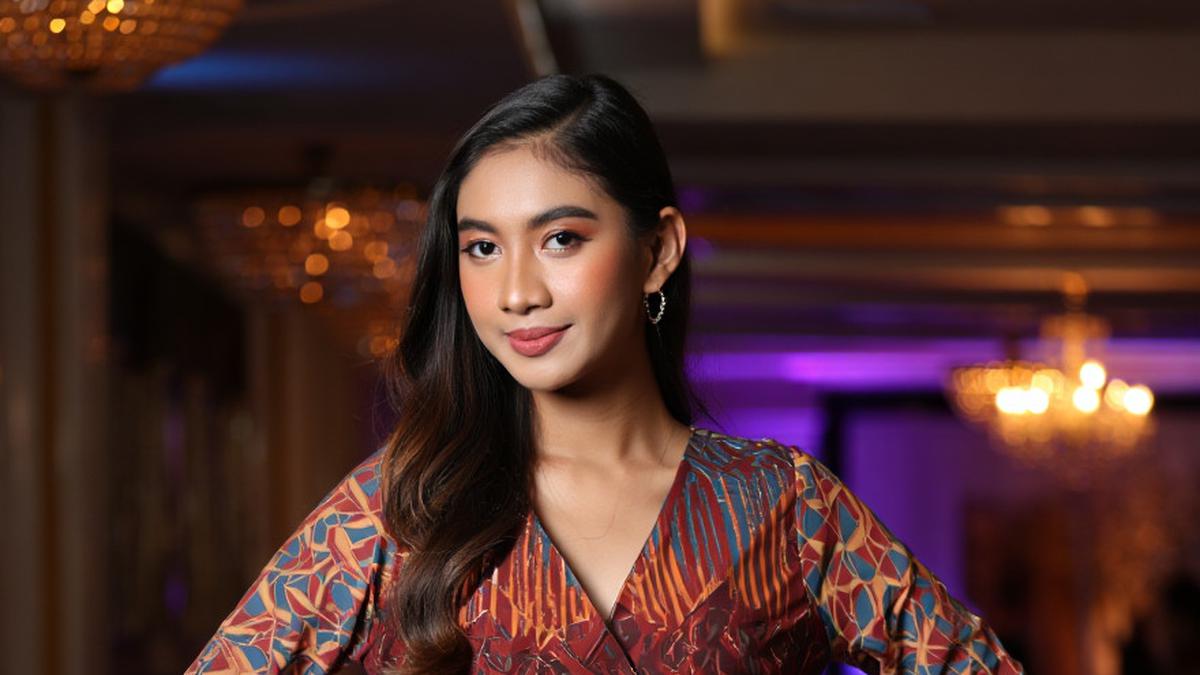 7 Pesona Baju Batik Pesta Lengan Lonceng yang Tak Lekang Zaman, Cocok untuk Semua Generasi