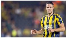 Robin van Persie mengecoh dua pemain lawan sebelum melepaskan tembakan ke gawang Giresunspor. Fenerbahce menang 6-1 pada pertandingan ini.