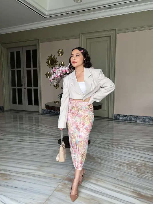 Saat promosi film Ketika Berhenti Di Sini, Prilly tampil elegan dengan cropped double breasted blazer warna putih dan silk dress hitam. [@prillylatuconsina96]