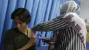 Seorang wartawan saat disuntik vaksin polio jelang SEA Games 2019 di Kantor Kemenpora, Jakarta, Rabu (13/11). Suntik vaksin tersebut untuk mengantisipasi wabah polio di Filipina. (Bola.com/M Iqbal Ichsan)