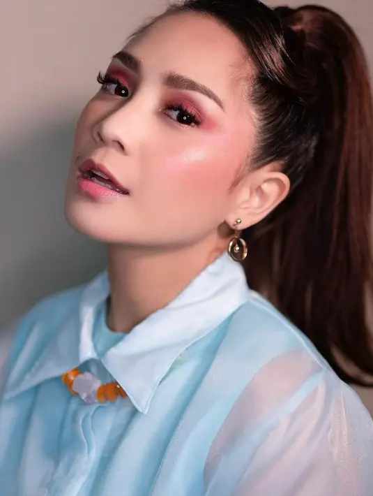 Kali ini, ibu dua anak ini memilih gaya makeup yang lebih playful dengan eyeshadow warna pink, senada dengan blush on dan lipstik. (Instagram/marlenehariman).
