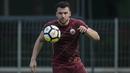 Pemain Persija Jakarta, Marko Simic, mengontrol bola saat latihan di Lapangan ABC, Jakarta, Jumat (30/3/2018). Latihan ini persiapan jelang laga Liga 1 melawan Arema FC. (Bola.com/Vitalis Yogi Trisna)