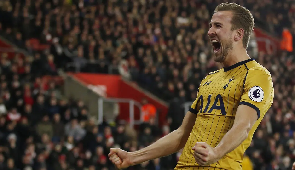 Striker Tottenham, Harry Kane, merayakan gol yang dicetaknya ke gawang Southampton. Bahkan pada menit ke-52, Spurs berhasil membalikan keadaan melalui gol sundulan yang dibukukan Kane. (Reuters/Matthew Childs)
