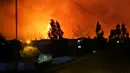 Kobaran api terlihat di kawasan Dichato Chili, Senin (30/1). Chili saat ini sedang berjuang melawan kebakaran terburuk dalam sejarah negara mereka. (AP Photo / Esteban Felix)