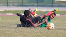 Aksi pemain Timnas Indonesia U-16 dan Timnas Pelajar U-15 pada laga uji coba di Stadion Atang Sutesna, Cijantung, Rabu (17/5/2017). Timnas U-16 menang 5-1. (Bola.com/Nicklas Hanoatubun)