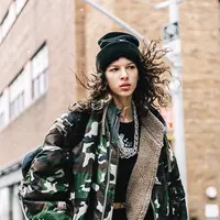 Tampil cool dengan army look. (Image: Pinterest)