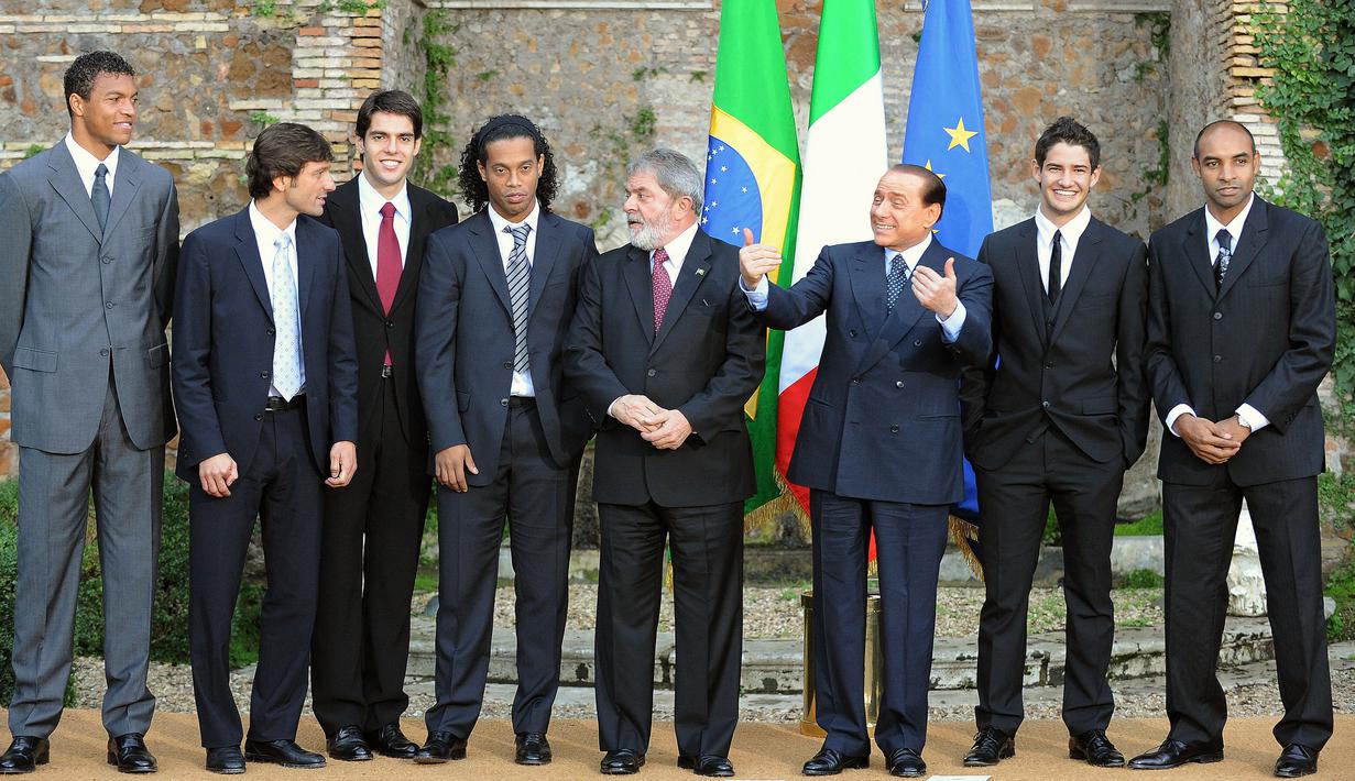 Meski Berlusconi sukses membawa AC Milan berjaya dan berprestasi namun sejumlah kontroversi juga melekat dengan sosok flamboyan ini. Mulai dari skandal seks hingga korupsi. (AFP/Alberto Pizzoli)