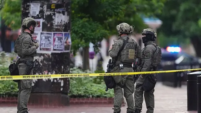 Petugas penegak hukum melakukan penyelidikan setelah serangan di Pearl Street Mall, Boulder, Colorado, Amerika Serikat pada Minggu (1/6/2025).