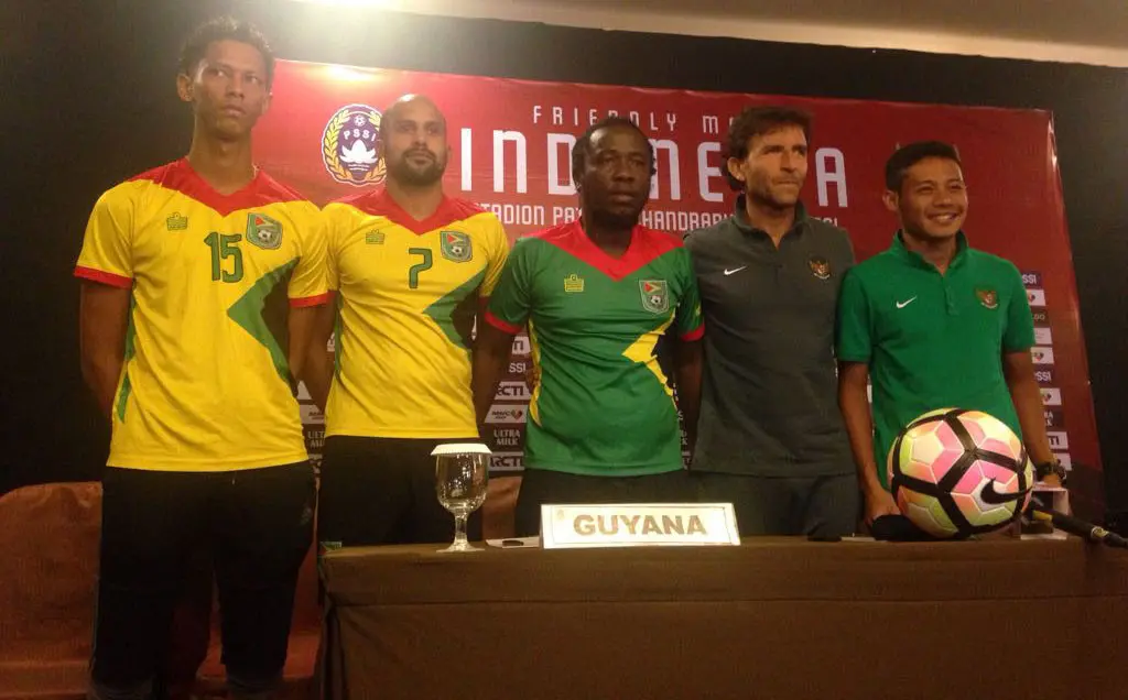 Timnas Guyana dalam sesi jumpa pers jelang melawan Timnas Indonesia. (Bola.com/Benediktus Gerendo Pradigdo)