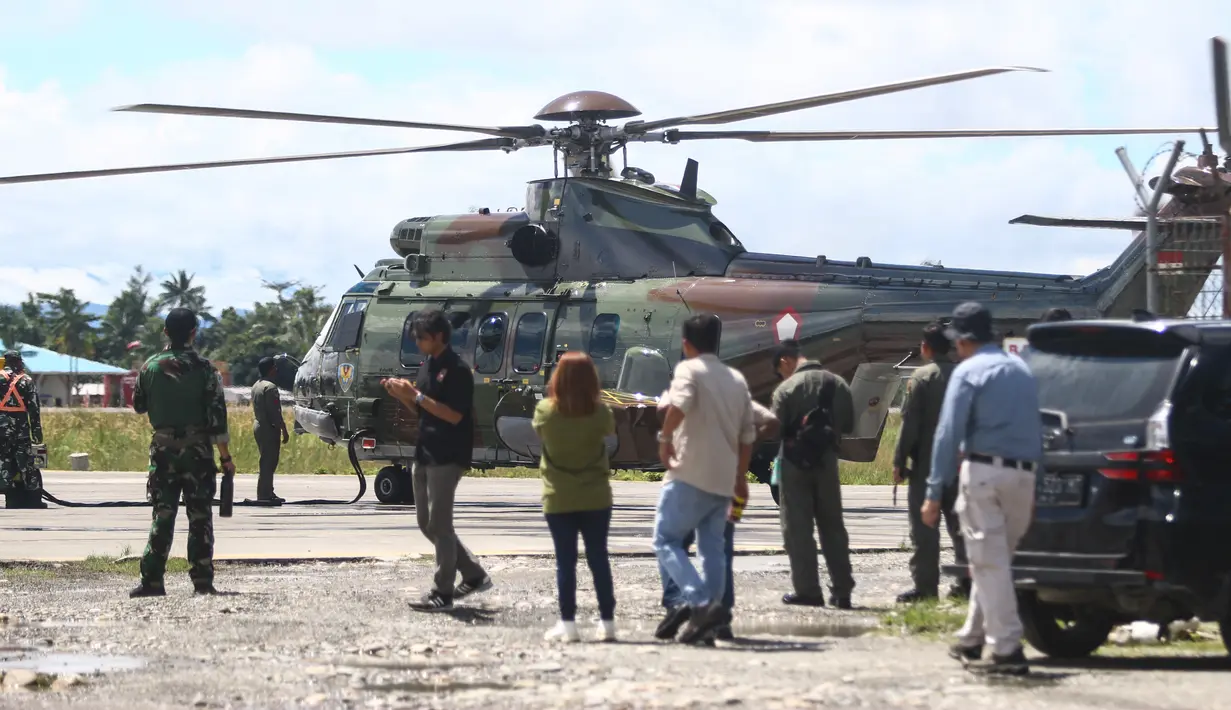 Helikopter TNI AU bersiap lepas landas untuk mengevakuasi jenazah pilot helikopter Selandia Baru di Bandara Mozes Kilangin di kabupaten Timika, Papua Tengah, Selasa (6/8/2024). (Sevianto PAKIDING / AFP)