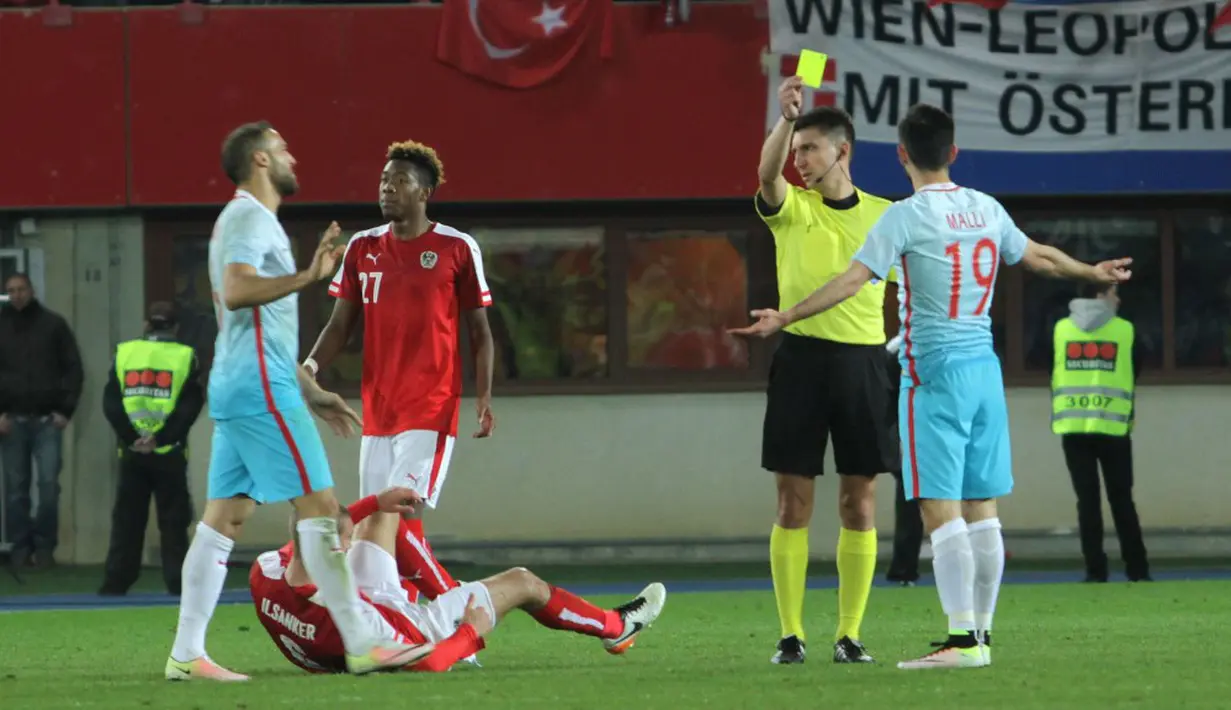 Wasit Pawel Gil asal Polandia memberikan kartu kuning kepada pemain Turki, Yunus Malli. (Bola.com/Reza Khomaini)