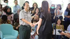 Harapan Humas BNPB, Sutopo Purwo, untuk bertemu Raisa akhirnya jadi kenyataan. Tak hanya itu, Raisa pun bernyanyi di hadapan Sutopo.