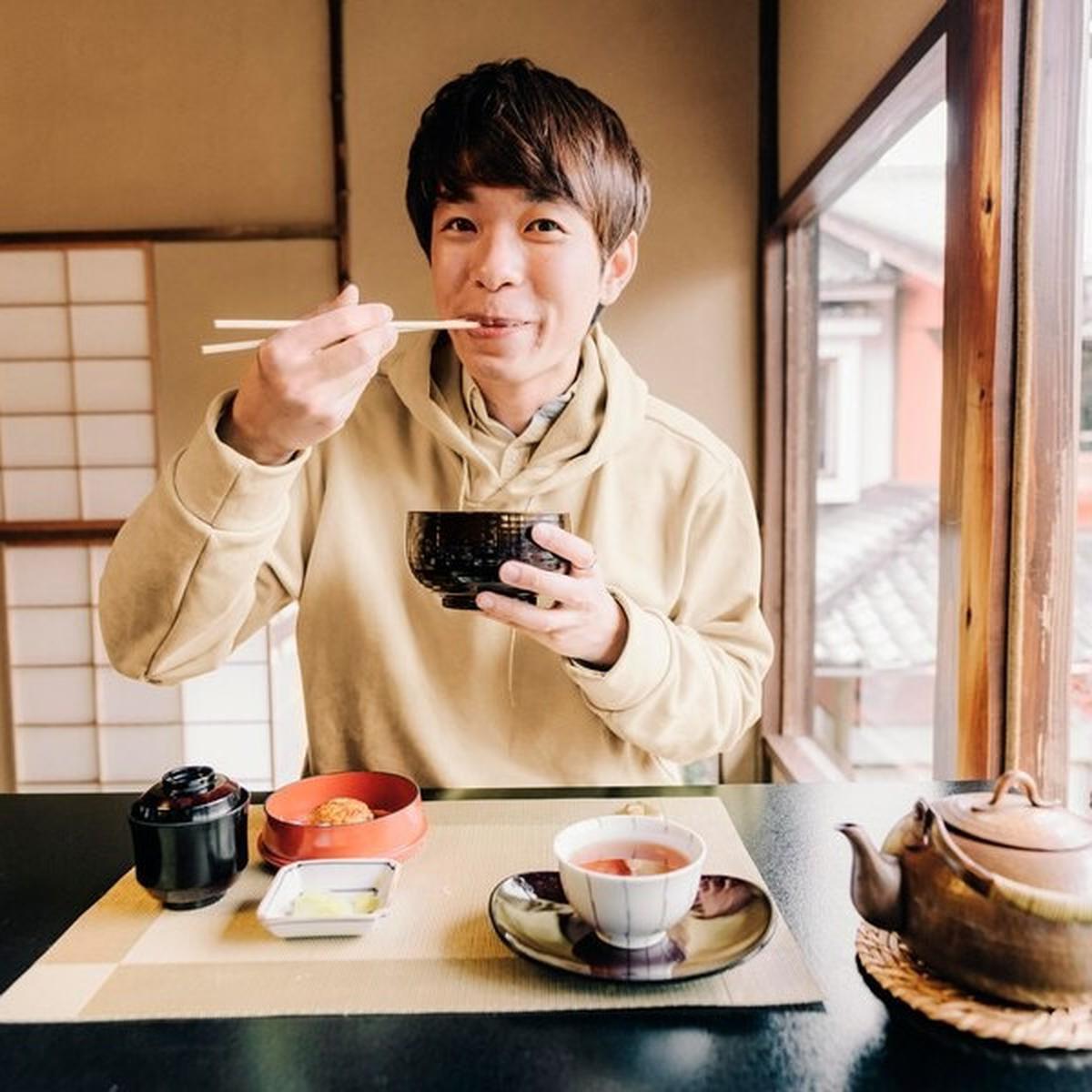 Ilustrasi Makan ala Orang Jepang