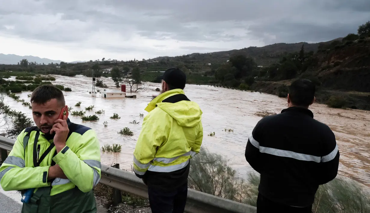 Banjir bandang menyapu puluhan mobil warga dan mengganggu layanan kereta api di sebagian besar wilayah timur dan selatan Spanyol. (AP Photo/Gregorio Marrero)