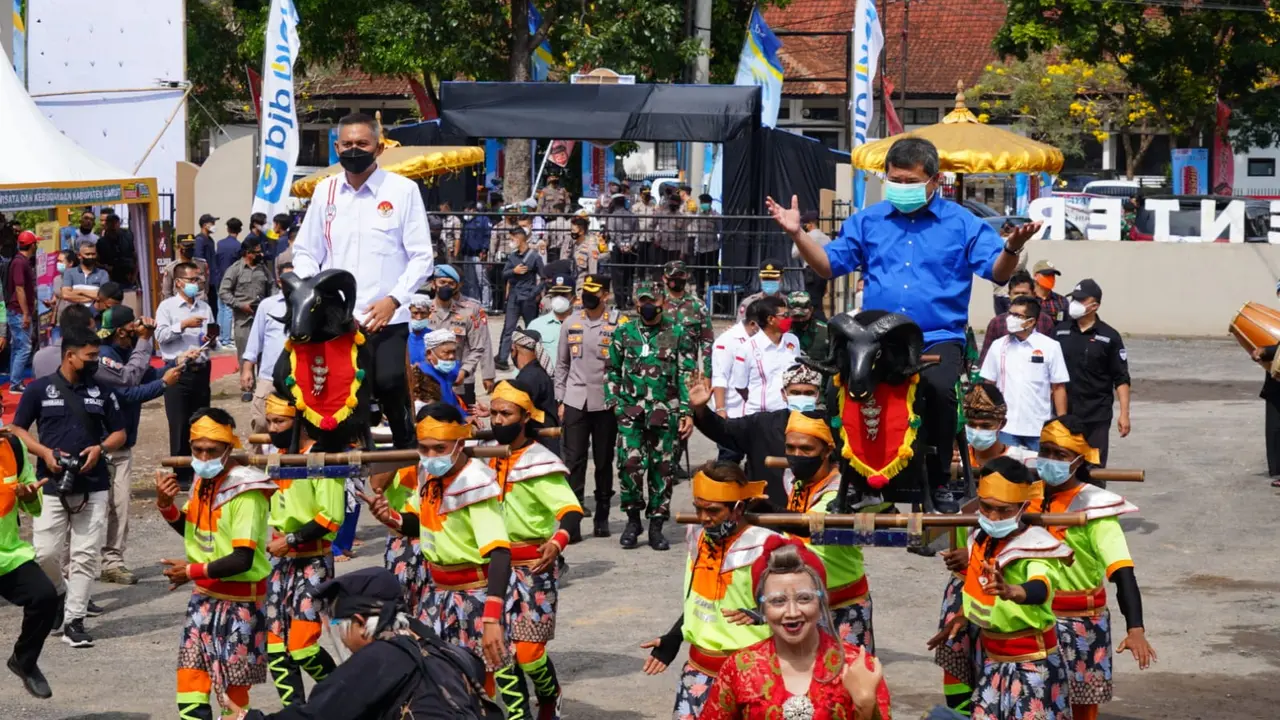 Wakil Ketua Umum Pengurus Besar Ikatan Sepeda Sport Indonesia ISSI, Andrianto Soedjarwo bersama Bupati Garut Rudy Gunawan, dalam pembukaan Kejurnas di Gedung Art Center Sabtu (23/10/2021).