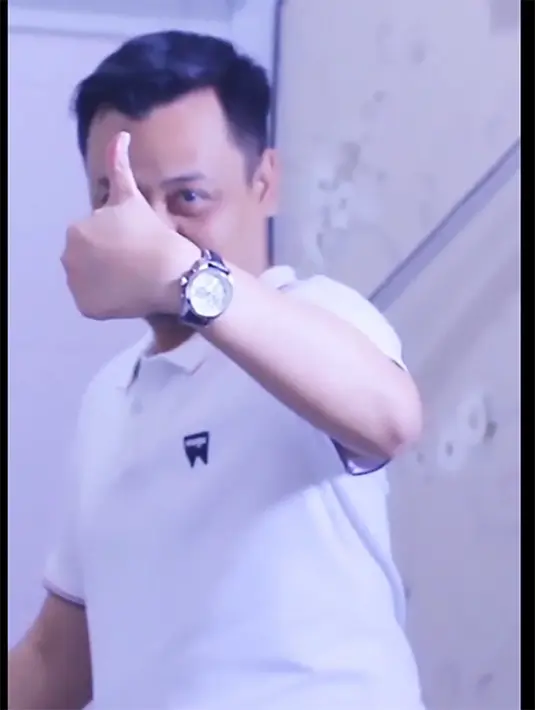 Agung tampak memperhatikan melalui layar teve USG janin dalam perut  istrinya. Ia pun tampak bahagia mengumbar senyum dan menunjukkan jempol tangannya. [Instagram/kikiamaliaworld]