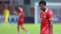 Pemain Timnas Indonesia U-20, Hugo Samir, tertunduk lesu setelah ditaklukkan Guatemala pada laga turnamen mini di Stadion Utama Gelora Bung Karno (SUGBK), Selasa (21/2/2023). Indonesia menyerah 0-1 dari Guatemala. (Bola.com/M Iqbal Ichsan)