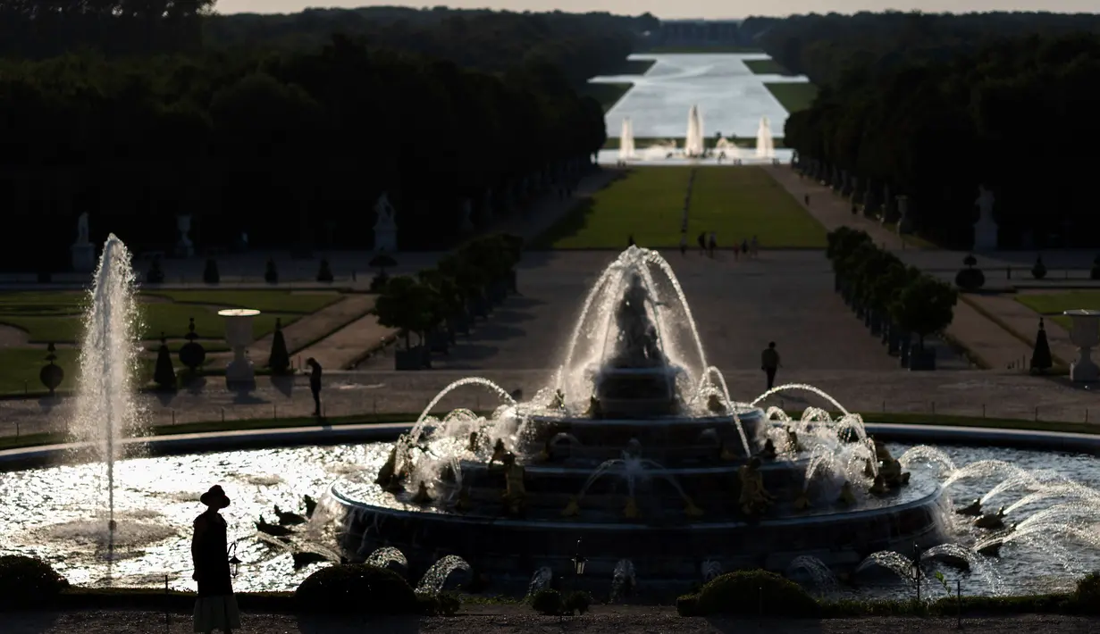 Mereka juga menunjukkan keahlian berkuda dan menikmati perjalanan di taman Versailles. (AP Photo/David Goldman)