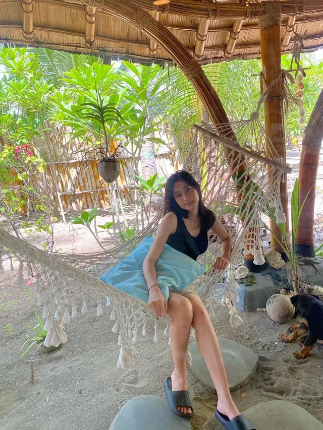 Keisya Levronka tengah asyik bersantai di atas hammock ditemani seekor anjing. (Foto: Instagram/@keisyalevronka)